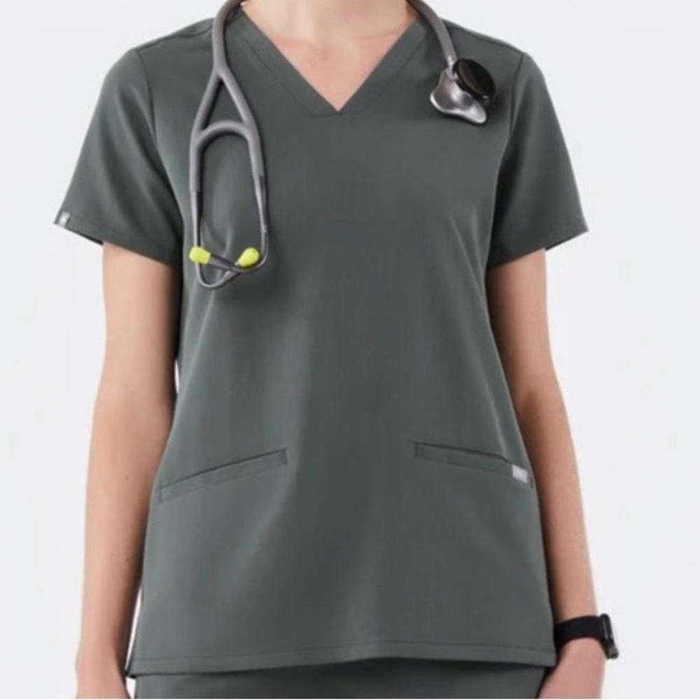 Set-FIGS Bonsai/Green Women's
Scrub Set - V-Neck Top & Cargo Pants